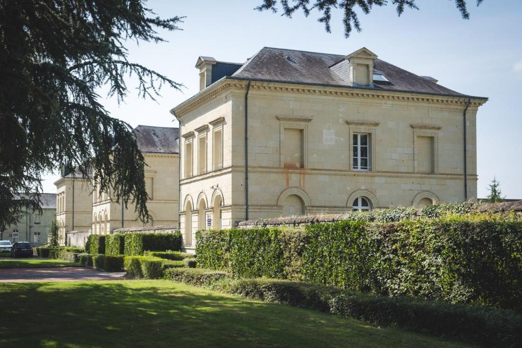 Vue diurne des façades du Domaine de Roiffé